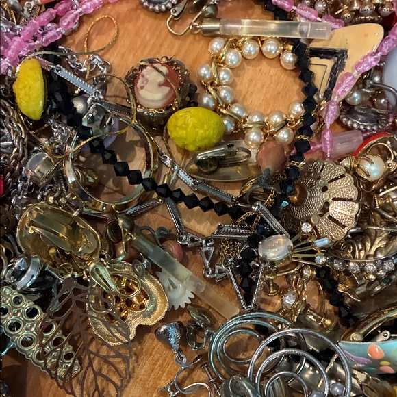 Assorted Women's Vintage Jewelry Collection in Louis Sherry Chocolates box - Picture 5 of 8